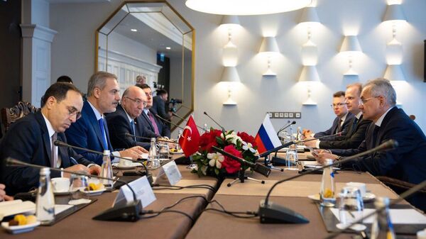 Глава МИД Турции Хакан Фидан и секретарь Совбеза РФ Сергей Шойгу во время переговоров в Москве