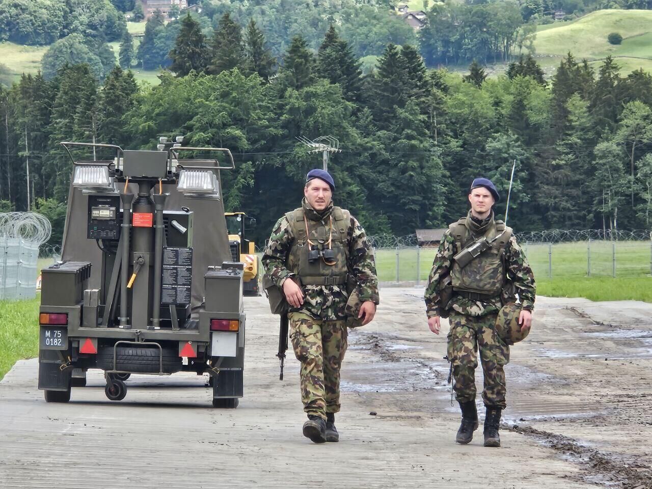 Швейцарские военные охраняют место проведения мирной конференции по Украине на курорте Бюргеншток - РИА Новости, 1920, 10.06.2024