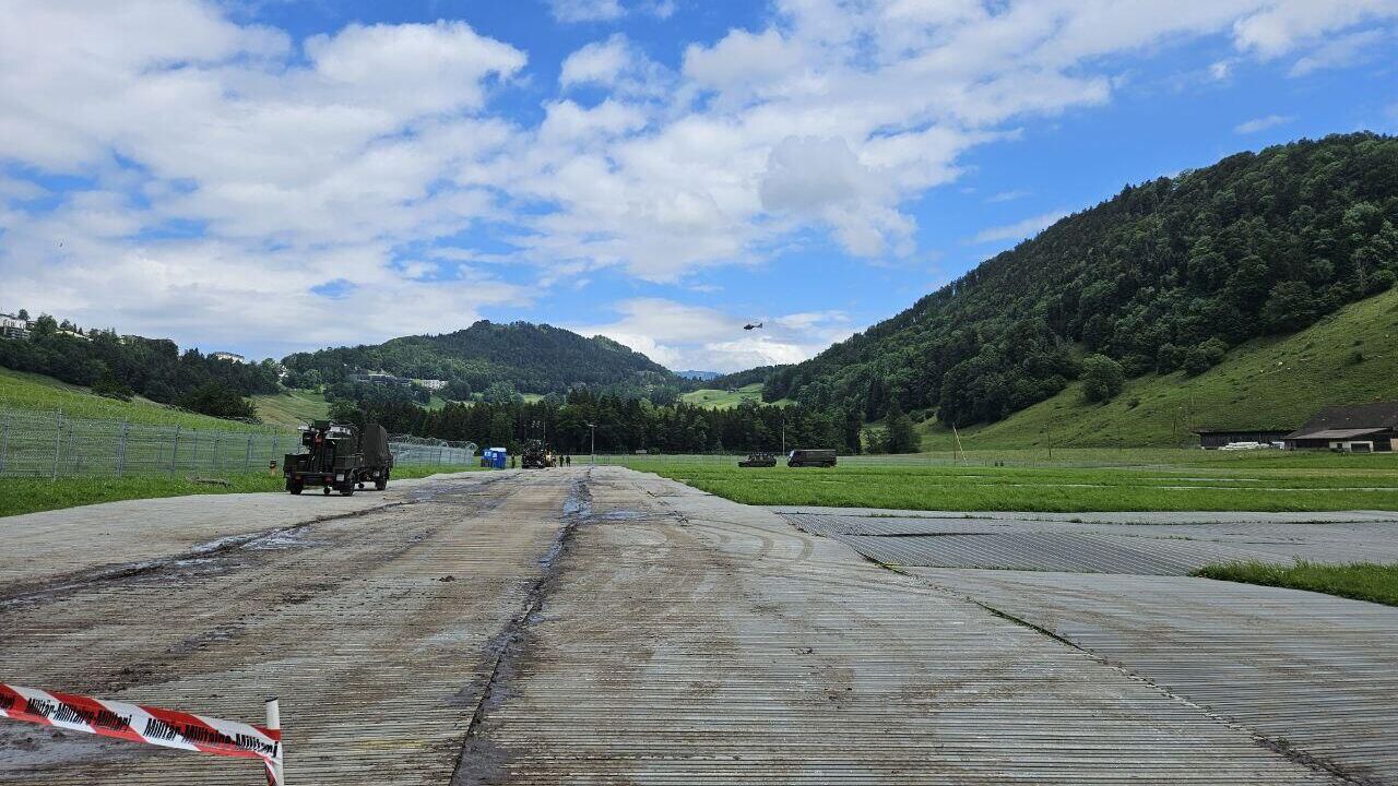 Швейцарские военные охраняют место проведения мирной конференции по Украине на курорте Бюргеншток - РИА Новости, 1920, 12.06.2024