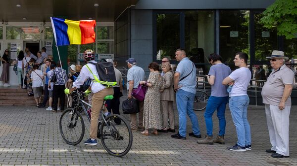 Очередь на избирательный участок на выборах в Европарламент в Кишиневе. 9 июня 2024