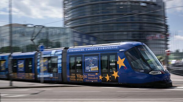 Трамвай проезжает мимо здания Европейского парламента в Страсбурге, Франция