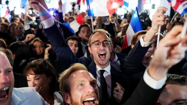 Сторонники крайне правого Национального объединения Франции в штаб-квартире партии в Париже