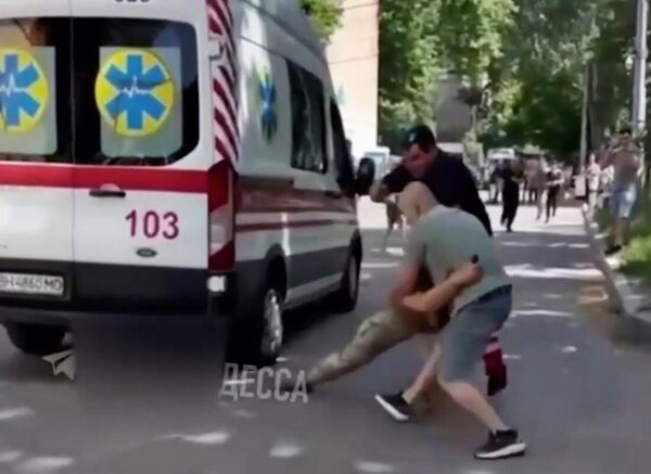 Драка между сотрудниками скорой помощи и ТЦК в Одессе Драка между сотрудниками скорой помощи и ТЦК в Одессе