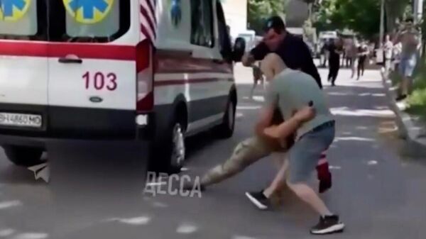 Драка между сотрудниками скорой помощи и ТЦК в Одессе