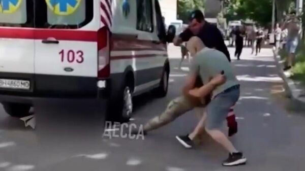 Драка между сотрудниками скорой помощи и ТЦК в Одессе