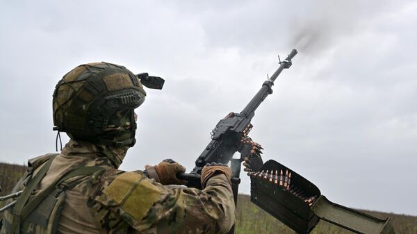 Военнослужащий ВС РФ ведет огонь из пулемета НСВ Утес по воздушной цели в зоне СВО
