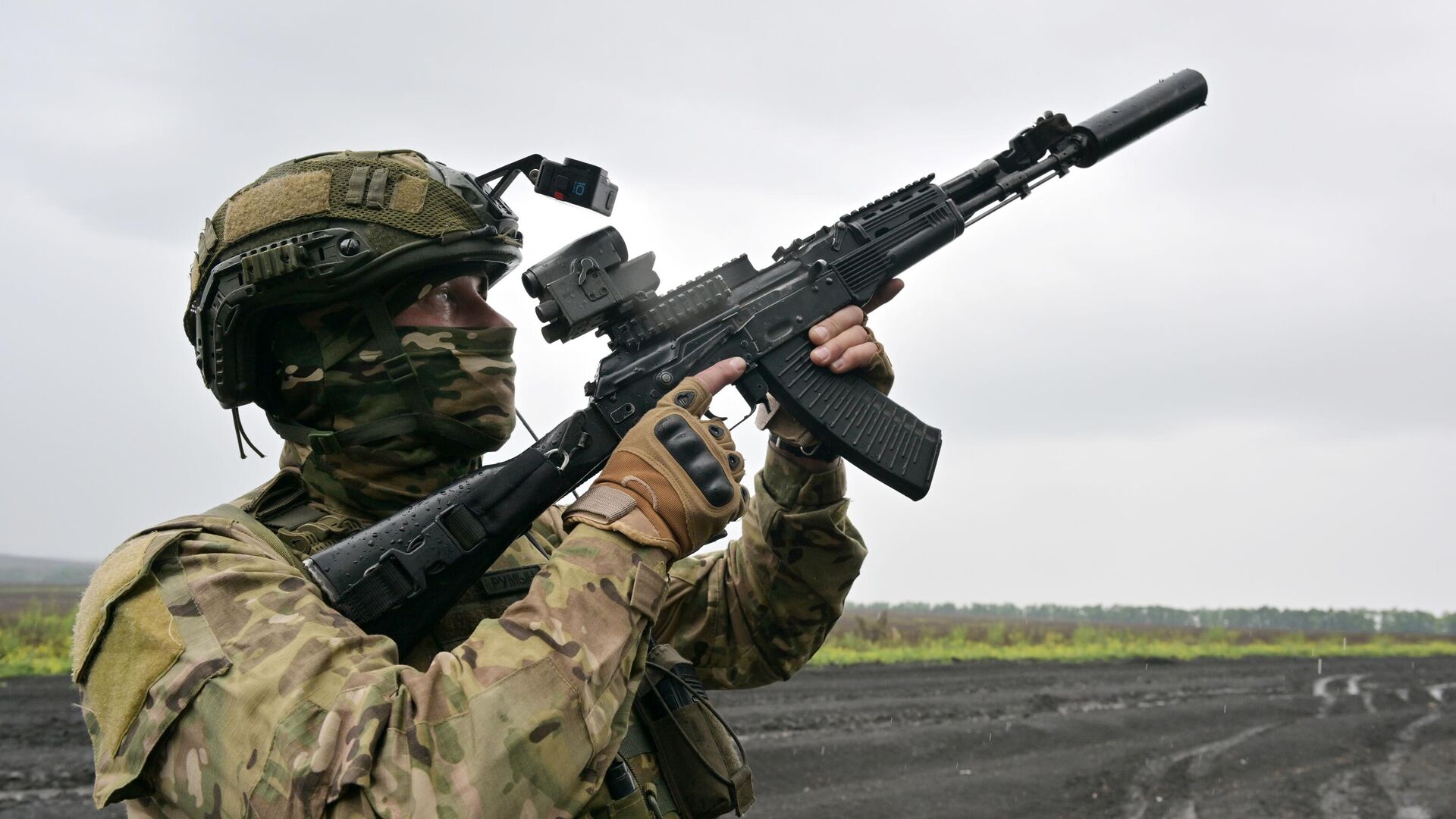 Военнослужащий ВС РФ ведет наблюдение за воздушным пространством в зоне СВО - РИА Новости, 1920, 30.08.2024