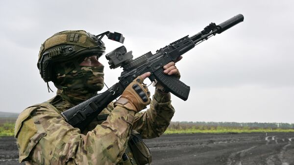 Военнослужащий ВС РФ ведет наблюдение за воздушным пространством в зоне СВО