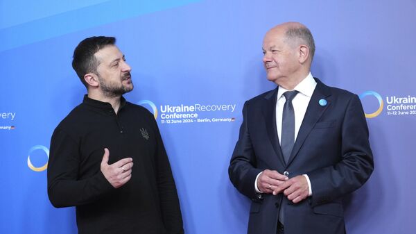 Владимир Зеленский и Олаф Шольц перед началом конференции по восстановлению Украины в Берлине