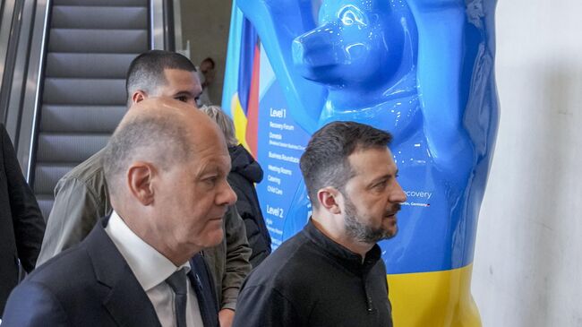 Владимир Зеленский и Олаф Шольц перед началом конференции по восстановлению Украины в Берлине