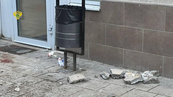 На месте обрушения облицовки балкона одного из домов на Проспекте Мира в Москве