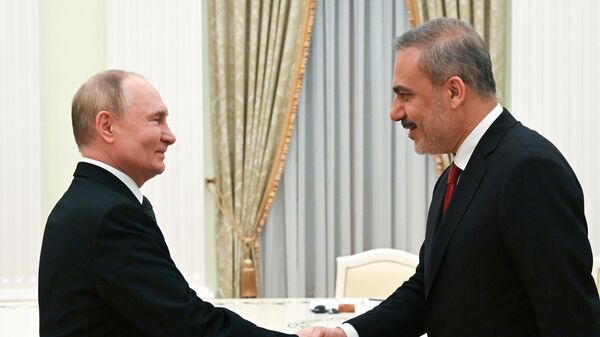 Президент России Владимир Путин и министр иностранных дел Турции Хакан Фидан во время встречи