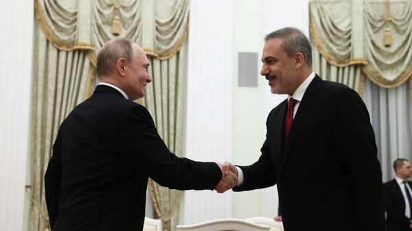 Президент России Владимир Путин и министр иностранных дел Турции Хакан Фидан во время встречи