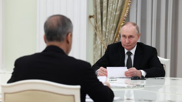 Президент России Владимир Путин и министр иностранных дел Турции Хакан Фидан