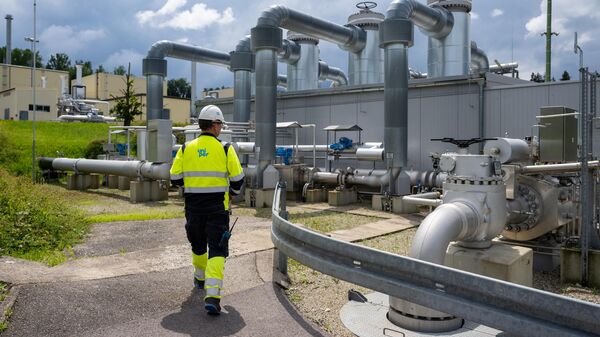 Сотрудник Uniper Energy Storage на территории хранилища природного газа в Бирванге