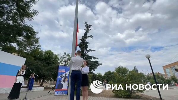 Церемония поднятия государственного  флага в Геническе по случаю Дня России