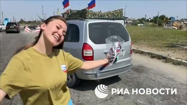 Военнослужащие и волонтеры поздравили с Днем России проезжающих на блокпостах граждан