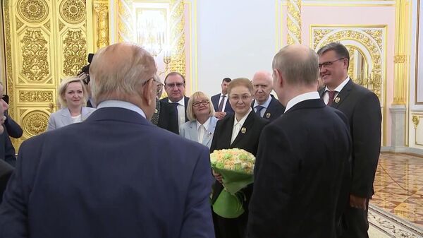 Всем хватило? Поздравляю! – Путин с Героями Труда и лауреатами Госпремий в Кремле