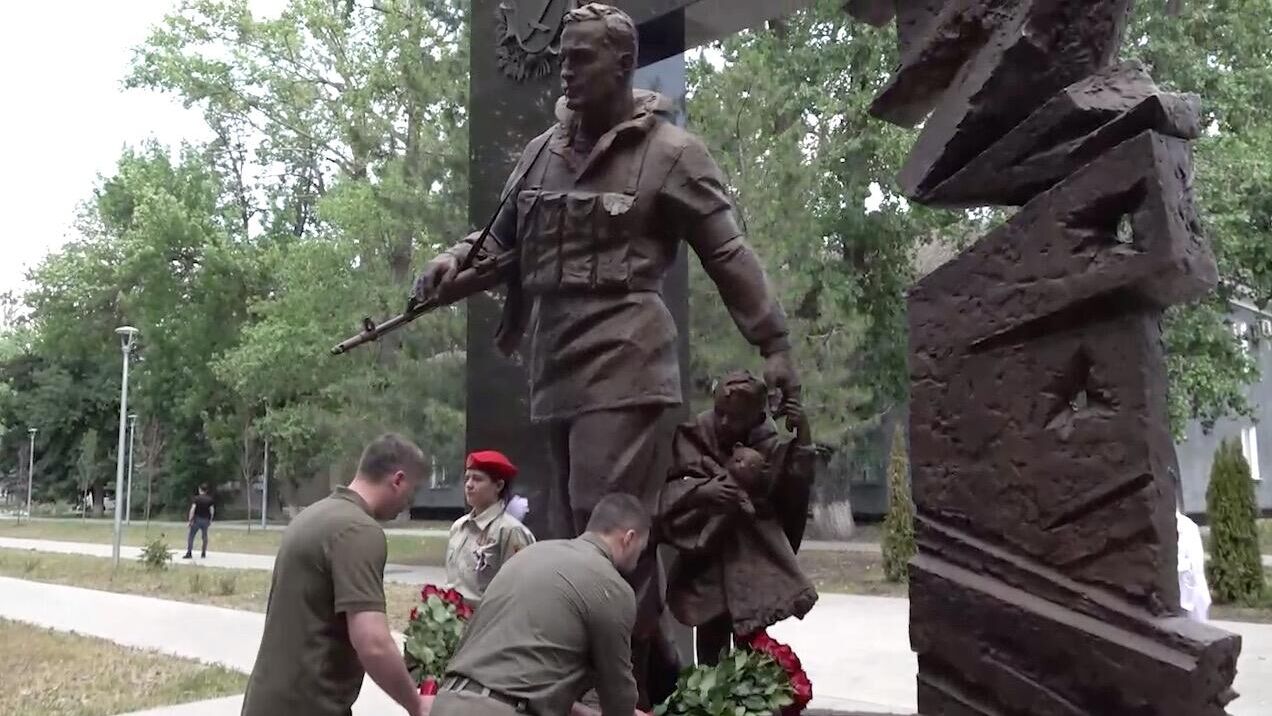 Памятник защитникам Донецкой Народной Республики Героям необъявленной войны в Харцызске. Кадр видео - РИА Новости, 1920, 12.06.2024