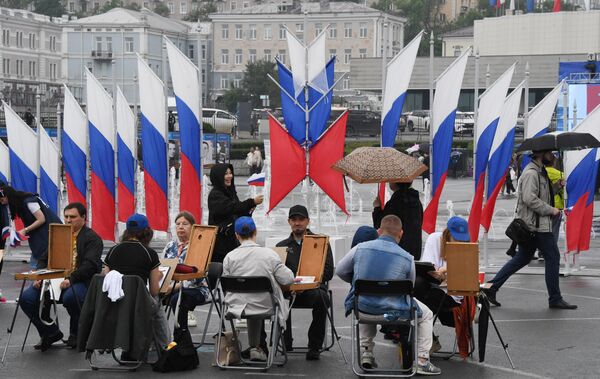 Празднование Дня России на Центральной площади Владивостока