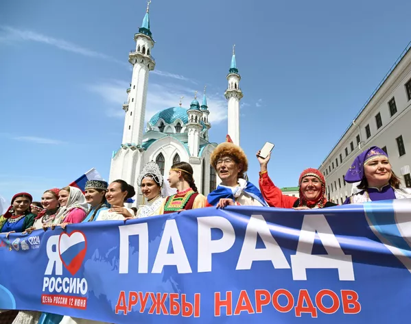 カザン・クレムリンの領土でロシアの日を祝う人民友好パレード