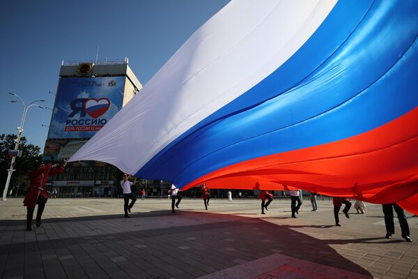 Торжественная церемония поднятия государственного флага Российской Федерации на главной городской площади Краснодара в рамках празднования Дня России