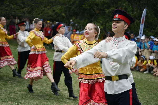 クリミアのアルテック国際児童センターの敷地内で行われたロシアデーの祝典でのダンスグループによるパフォーマンス