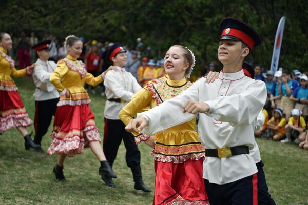 Выступление танцевальных коллективов на праздновании Дня России на территории Международного детского центра Артек в Крыму