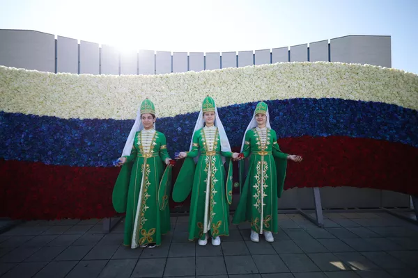 クラスノダールでロシアデーのお祝いの一環として、生きたバラからロシア連邦の国旗を作る活動