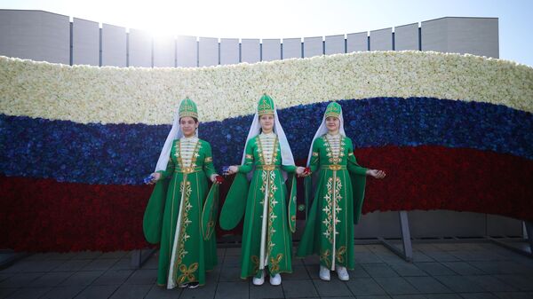 Акция по созданию флага Российской Федерации из живых роз в Краснодаре в рамках празднования Дня России