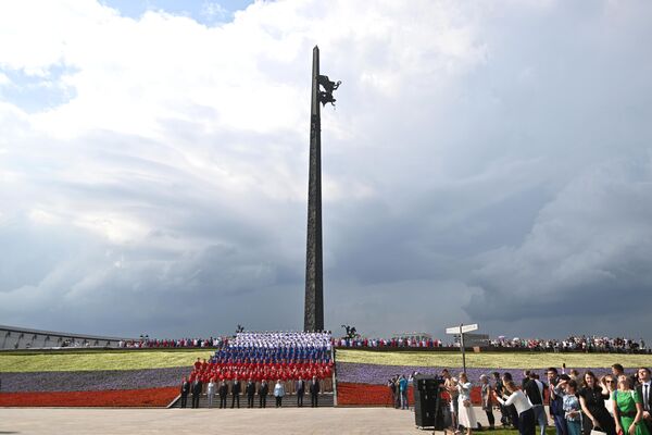 Церемония подъема Государственного флага РФ у Музея Победы на Поклонной горе в Москве