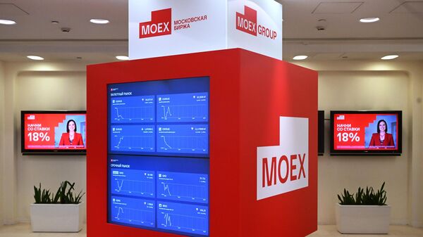 Монитор с котировками фондового и валютного рынков на экране в здании Московской биржи