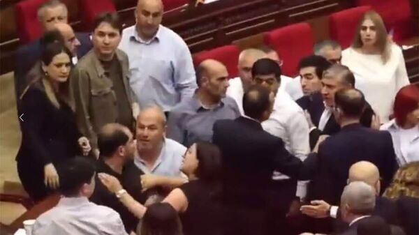 В парламенте Армении произошла потасовка между оппозиционными и правящими депутатами. Кадр видео