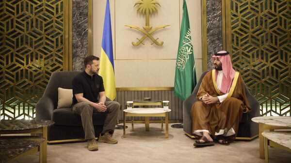 Наследный принц Саудовской Аравии Мохаммед бен Салман и президент Украины Владимир Зеленский во время встречи в Джидде, Саудовская Аравия. 12 июня 2024