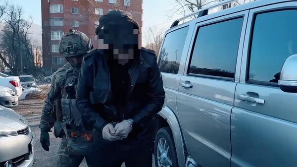 Задержание полицейскими мужчин, которые подозреваются в краже из хранилища кредитной организации 30,5 миллиона рублей во Владивостоке