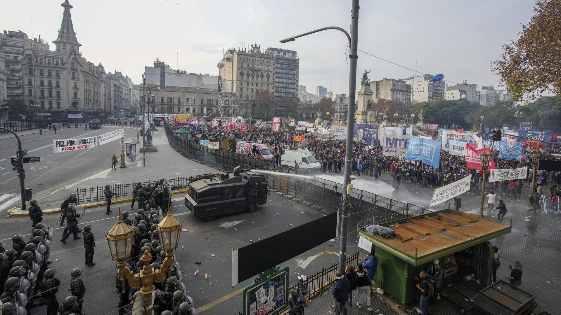 Акция протеста в отношении политики властей у конгресса Аргентины в Буэнос-Айресе. 12 июня 2024 - РИА Новости, 1920, 13.06.2024