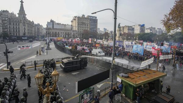 Акция протеста в отношении политики властей у конгресса Аргентины в Буэнос-Айресе. 12 июня 2024