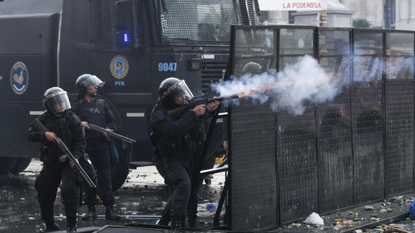 Полиция запускает газ во время столкновений с протестующими возле Конгресса Аргентины в Буэнос Айресе. 12 июня 2024
