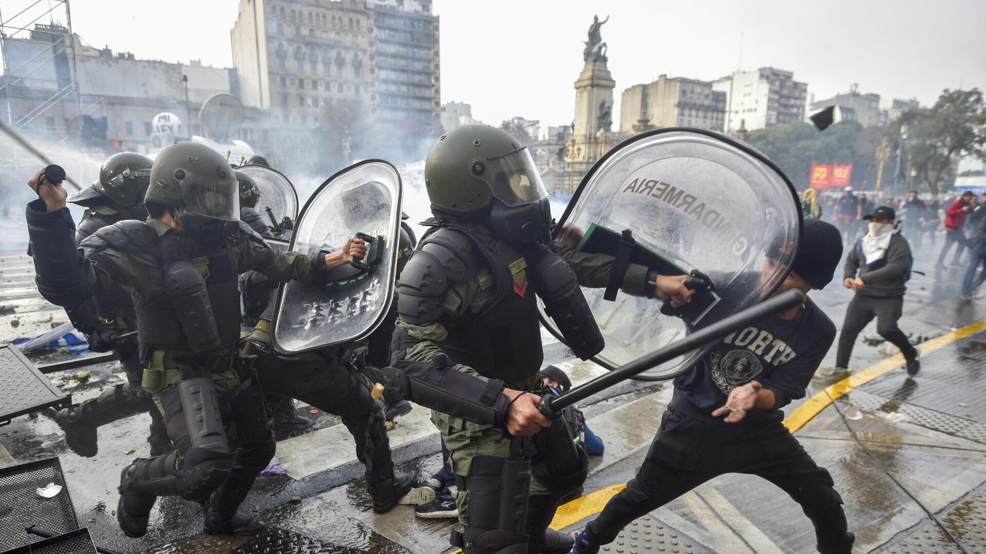 Полиция разгоняет протестующих возле здания Конгресса Аргентины в Буэнос Айресе. 12 июня 2024 - РИА Новости, 1920, 12.06.2024