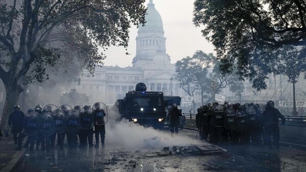 Полиция после акции протеста возле Конгресса Аргентины в Буэнос Айресе. 12 июня 2024