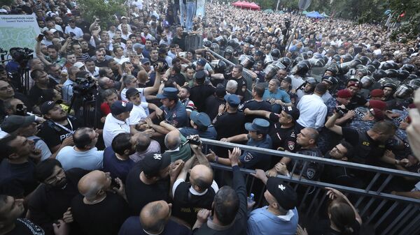 Полиция преградила путь протестующим во время митинга против премьер-министра Никола Пашиняна в Ереване, Армения. 12 июня 2024