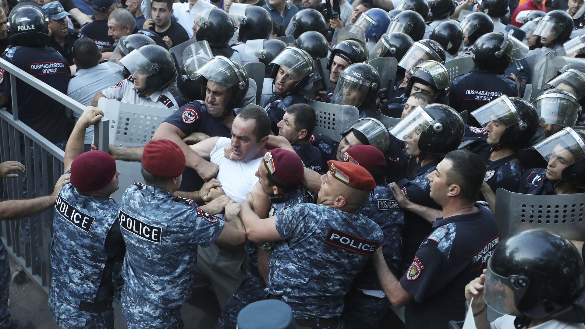 Полиция преграждает путь протестующим во время митинга против премьер-министра Никола Пашиняна в Ереване, Армения - РИА Новости, 1920, 13.06.2024