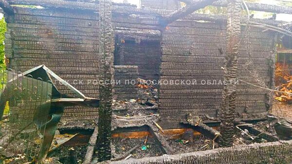 Место пожара в дачном доме в Волоколамске Московской области