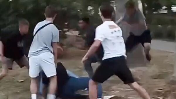 Мигранты избивают подростка в парке Севастополя