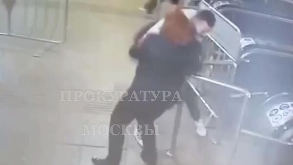 Кадр видео, на котором видно, как мужчина нападает на контролера Московского метрополитена