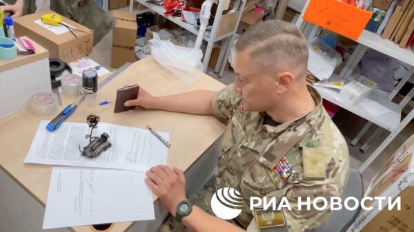 Военно-политический эксперт Ян Гагин отправляет почтой на имя Виктории Нуланд стальную розу из осколка от западного снаряда, которым были убиты мирные жители Донецка