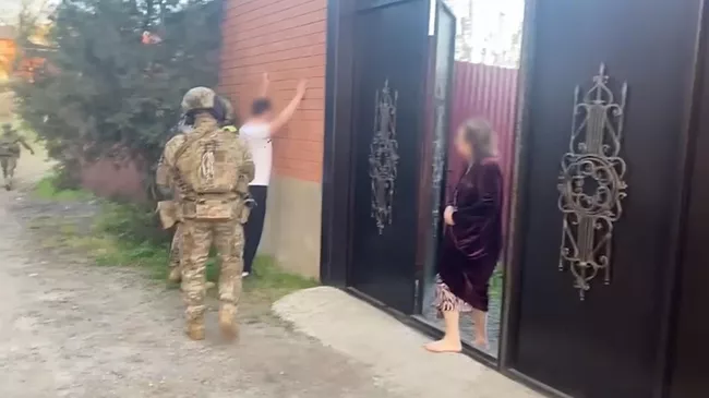 Задержания и обыски по делу о хищении социальных выплат и пенсий в южных регионах России. Кадры ФСБ РФ