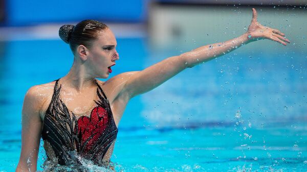 Светлана Колесниченко (Россия) выступает в технической программе сольных соревнований по синхронному плаванию среди женщин на Играх БРИКС в Казани