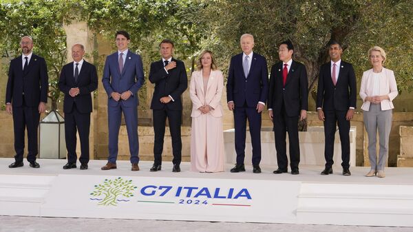 Групповое фото во время саммита G7 в Борго-Эгнация, Италия