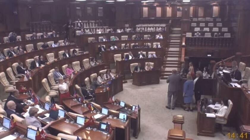 Депутаты от оппозиционного в Молдавии блока Победа блокируют трибуну парламента - РИА Новости, 1920, 17.06.2024